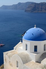 Iglesia de cúpula azul en Oia, isla de Santorini, Grecia