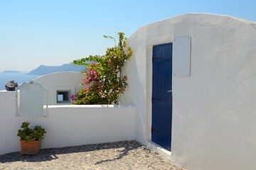 Azul y blanco en Oia, isla de Santorini, Grecia