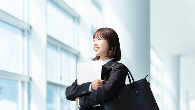 就活生・新入社員の若い女性