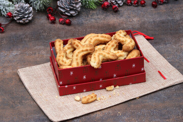 Spritzgebäck traditionelle deutsche Weihnachtsplätzchen in einer Geschenkbox.