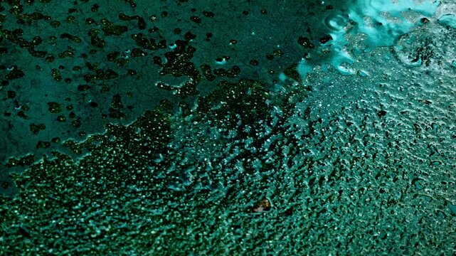 にわか雨がアスファルトや石の硬い地面に降って滴が跳ねる