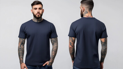 Mężczyzna w ciemnogranatowej koszulce z krótkim rękawem, przedstawiony w dwóch ujęciach – z przodu i z tyłu. Tło jest białe, a model ma widoczne tatuaże na ramionach.