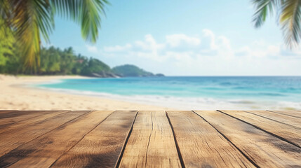 Drewniany blat stołu z naturalnym wykończeniem, na którym można eksponować różnorodne produkty, z tłem tropikalnej plaży.