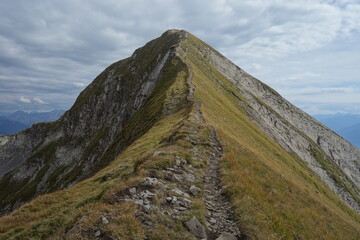 Chemin de randonnée sur la crête sommital pour arriver au Mont Charvin (Chaine des Aravis dans les Alpes françaises)