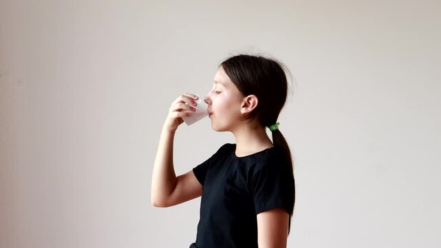 garota tomando &aacute;gua 