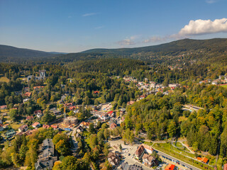 Szklarska Poręba w Karkonoszach - miasto, ujęcie na Góry Izerskie i Wysoki Kamień © Maciej Chyra