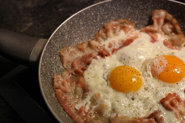 photo, egg,ingredient, frying, pan, culinary, protein, diner, morning, gourmet, pepper, homemade, meal, cook, bacon, stove, recipe, kitchen, yolk, intact, breakfast, delicious, food, plate,