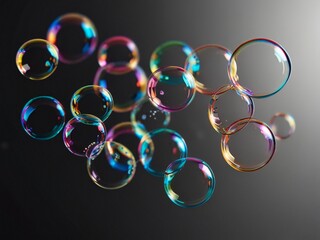 Viele bunte Seifenblasen fliegen in der Luft, dunkler Hintergrund