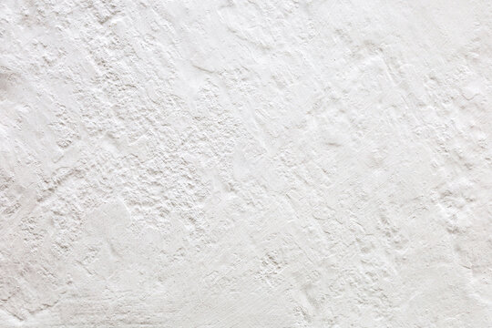 Imagem de fundo formada por um muro &aacute;spero pintado de tinta branca. 