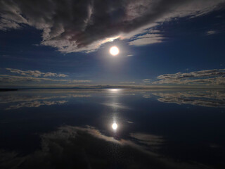 Fototapeta premium REFLEJO DEL SOL EN EL SALAR DE UYUNI BOLIVIA