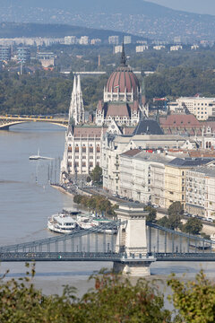 The chain bridge and behind it the parliament building, the water of the danubes is 6 metres higher than usual. september 2024