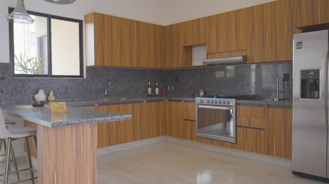 Interior de casa residencial, cocina amplia 