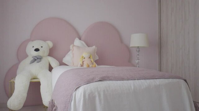 Interior de casa residencial, dormitorio infantil 
