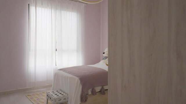 Interior de casa residencial, dormitorio infantil 