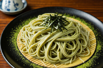 鮮やかな緑が美しい抹茶そば