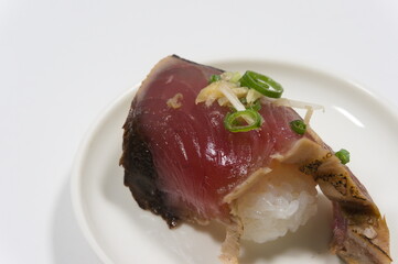 写真に写っているのは「カツオのお寿司（tuna sushi）」です。