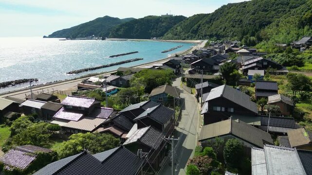 佐渡島の海辺の街並み