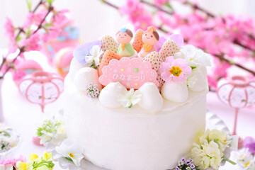 かわいいおひな祭り　淡雪いちごとパールホワイトいちごとお花のケーキ