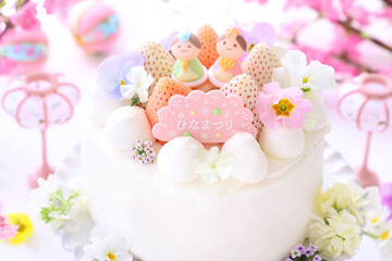 かわいいおひな祭り　淡雪いちごとパールホワイトいちごとお花のケーキ