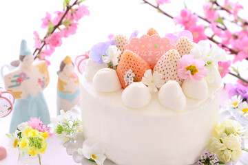 かわいいおひな祭り　淡雪いちごとパールホワイトいちごとお花のケーキ