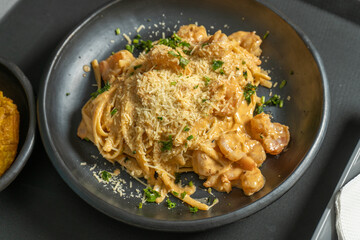 Plato de pasta en salsa de camarones