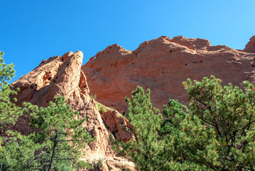 Fototapeta premium 신들의 정원(The Garden of the Gods)의 풍경, 미국 콜로라도주 콜로라도스피링스에 위치-Scenery of the Garden of the Gods, located in Colorado Springs, Colorado, USA