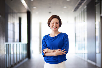笑顔の日本人ビジネスウーマンのポートレート