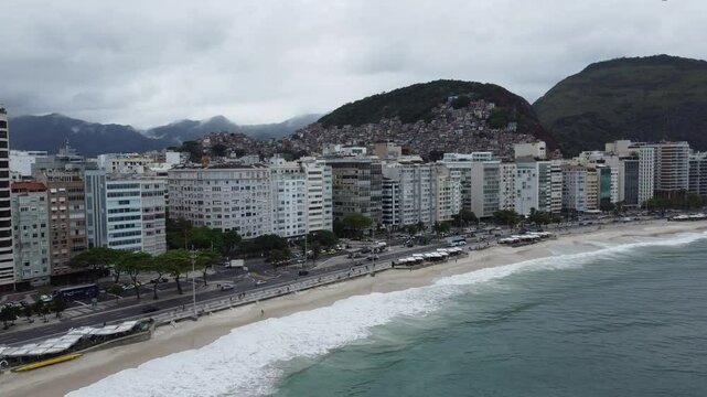 Vis&atilde;o a&eacute;rea da praia de Ipanema com o morro do cantagalo ao fundo na cidade do rio de janeiro, RJ, Brasil