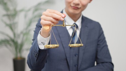 天秤を持つビジネスマン