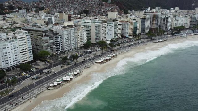 Vis&atilde;o a&eacute;rea da praia de Ipanema com o morro do cantagalo ao fundo na cidade do Rio de Janeiro, Brasil