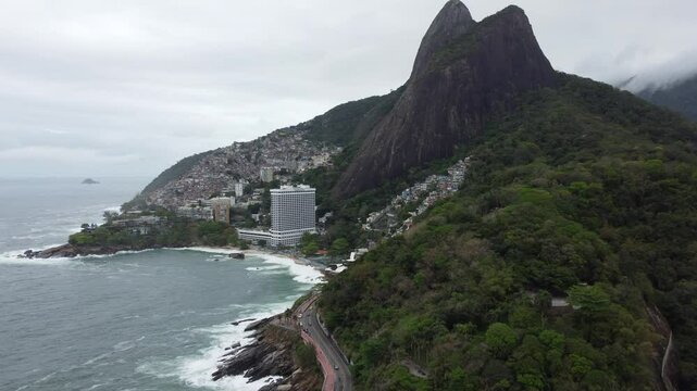 Praia e morro do vigidal na cidade do Rio de Janeiro, Brasil
