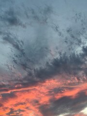 日本東京の空と雲、赤い夕焼け