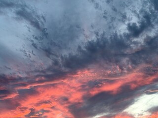 日本東京の空と雲、赤い夕焼け