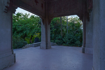 Obraz premium Traditional Chinese architectural pavilion in the park