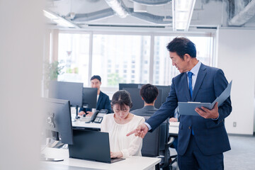 Obraz premium オフィスで上司から叱責をされる若い女性社員