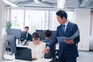 オフィスで上司から叱責をされる若い女性社員