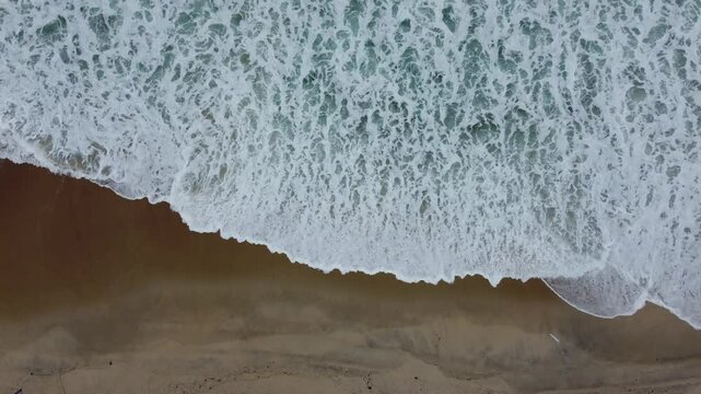 Ondas em uma praia do brasil