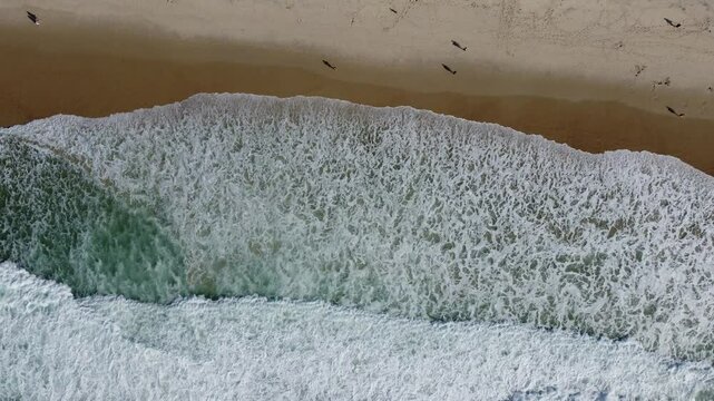 vis&atilde;o a&eacute;rea da mar&eacute; e ondas da praia de copacabana a beira mar rio de janeiro