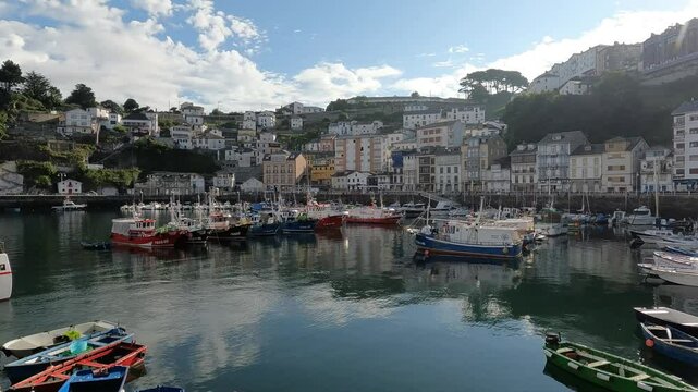 La hermosa villa pesquera de Luarca en el litoral Cant&aacute;brico, norte de Espa&ntilde;a