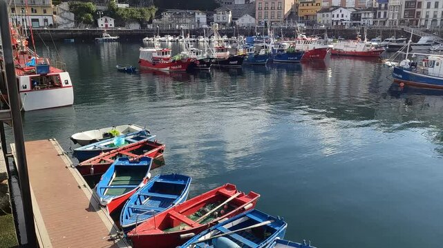 Barcas y barcos de pesca en el puerto de la villa costera de Luarca, norte de Espa&ntilde;a