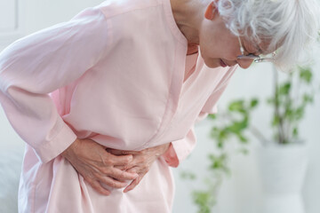腹痛の高齢者女性.