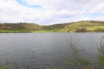 Blick auf das Schalkenmehrener Maar bei Daun in der Eifel