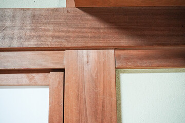 掃除前のアクのついた和室の白木の柱 wooden pillars in a Japanese-style room with old lye before cleaning