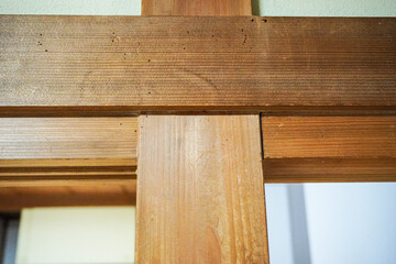 掃除前のアクのついた和室の白木の柱 wooden pillars in a Japanese-style room with old lye before cleaning
