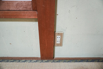 掃除前のアクのついた和室の白木の柱 wooden pillars in a Japanese-style room with old lye before cleaning