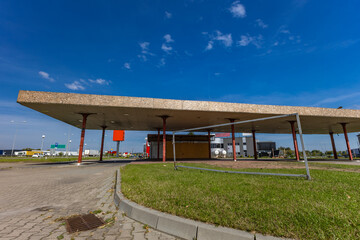 Abandoned, closed petrol station on the A1 expressway in Częstochowa © dominikspalek.pl