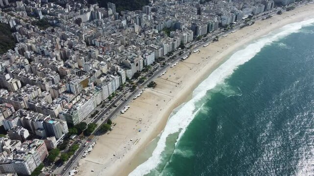 Vis&atilde;o a&eacute;rea da praia carioca de copacabana em um dia de sol de 2024