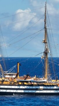 La nave scuola Amerigo Vespucci della Marina Militare Italiana.
Vista aerea del veliero che solca il mar Mediterraneo al tramonto.