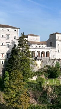 Abbazia di Montecassino, Cassino, Lazio, Italia.
vista panoramica dell'abbazia di Montecassino, meta turistica italiana. Ripresa di drone verticale.