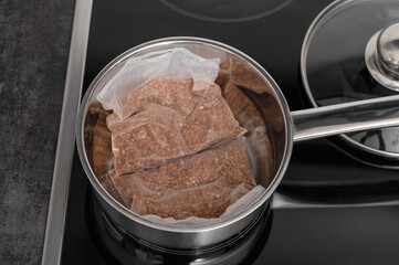 Kasza gryczana prażona w plastikowych woreczkach w garnku